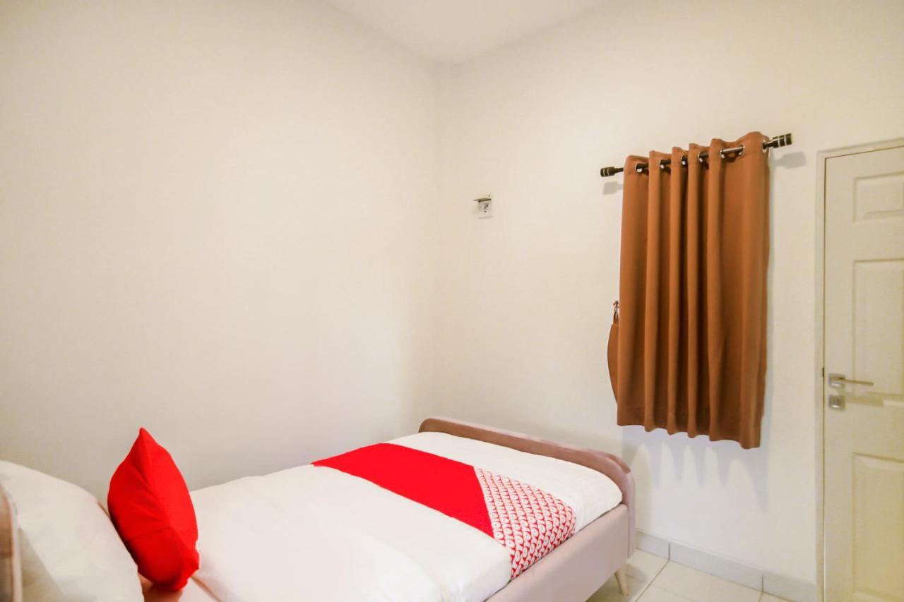 Oyo 183 The Pipe House Hotel Palembang Kültér fotó