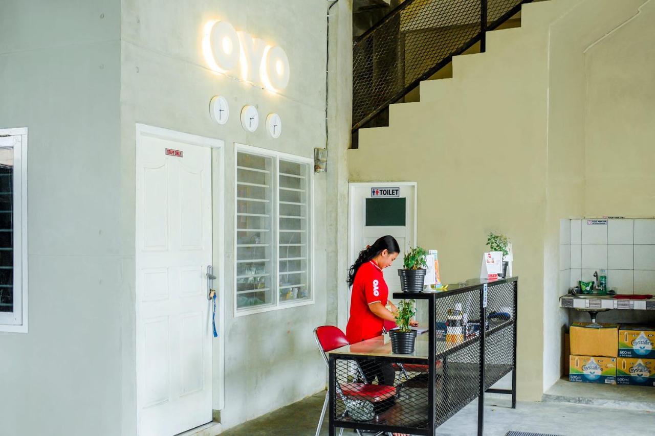 Oyo 183 The Pipe House Hotel Palembang Kültér fotó